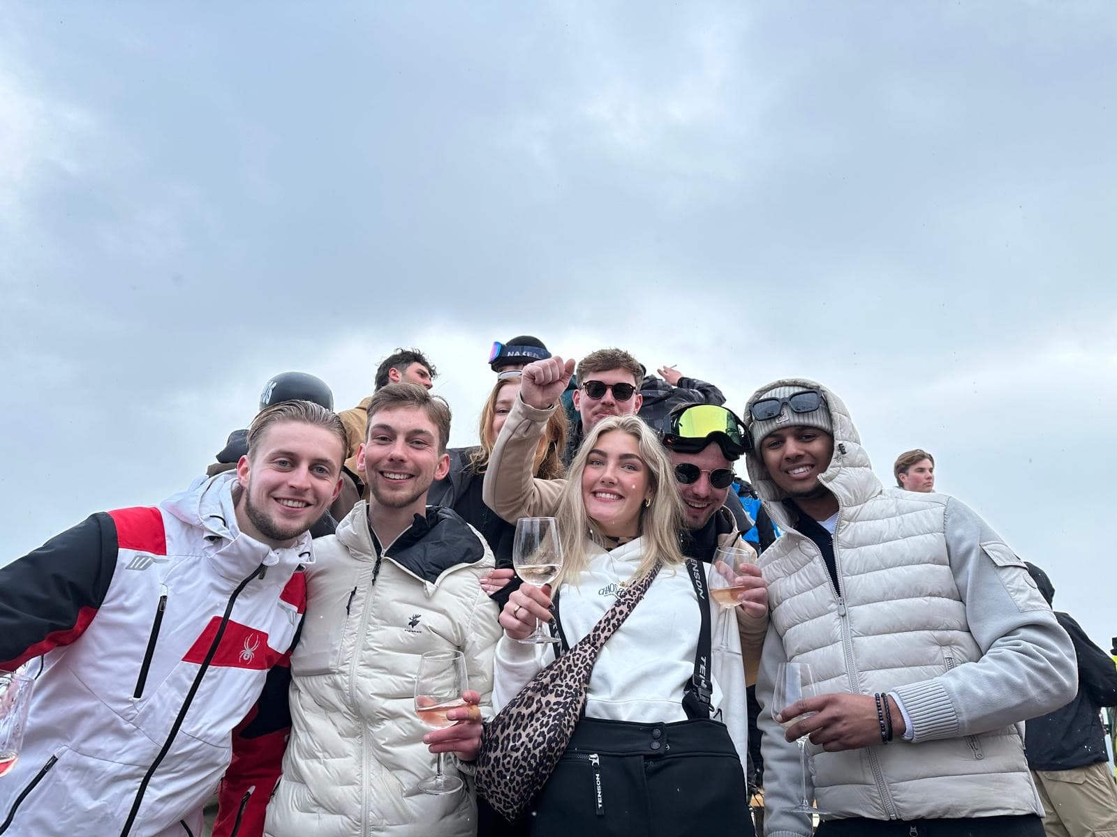 Groep met wijn apres-ski