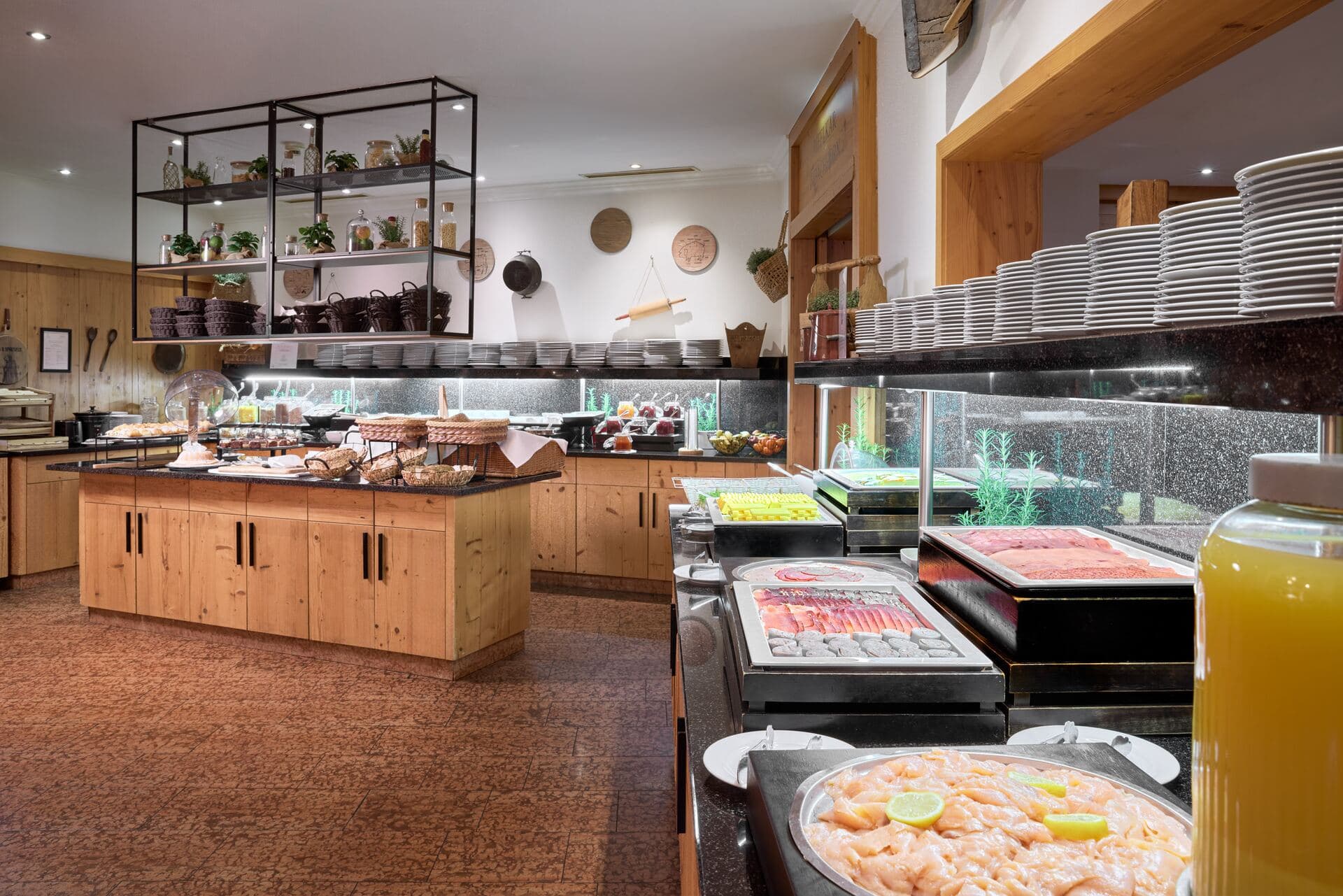 Dinerbuffet met vlees en salades