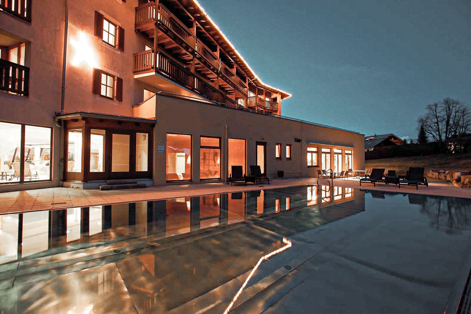Indoor pool Das Alpenhaus bij avond