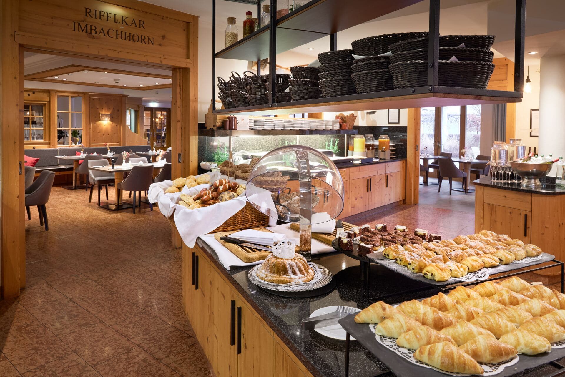 Ontbijtbuffet met croissants Das Alpenhaus